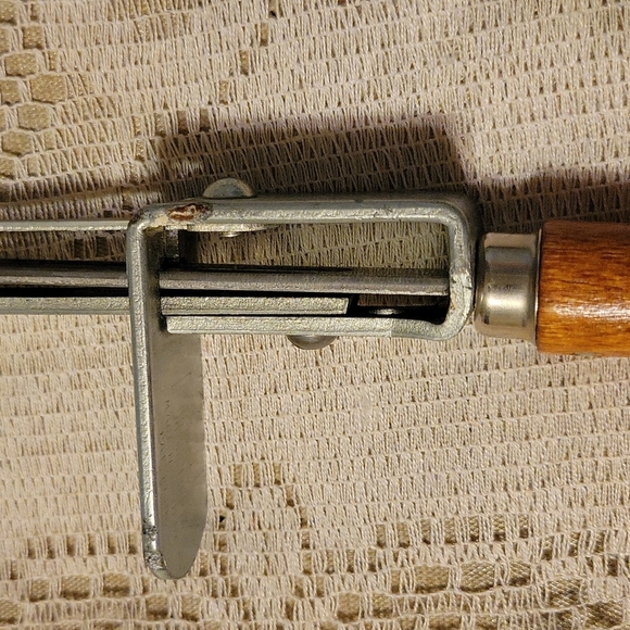 Vintage Rug Latcher plus Bonus - Picture 4 of 4